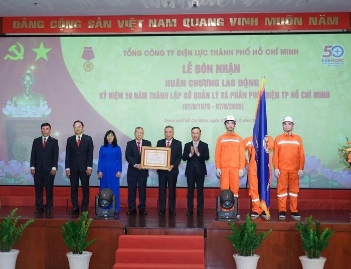 Tập thể Hội đồng Thành viên EVNHCMC đón nhận Huân chương Lao động hạng Ba của Chủ tịch nước.