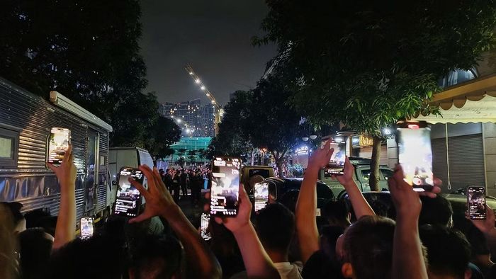 Hàng trăm người dân quay video, livestream trước nhà Huấn Hoa Hồng vào đêm 6/8.