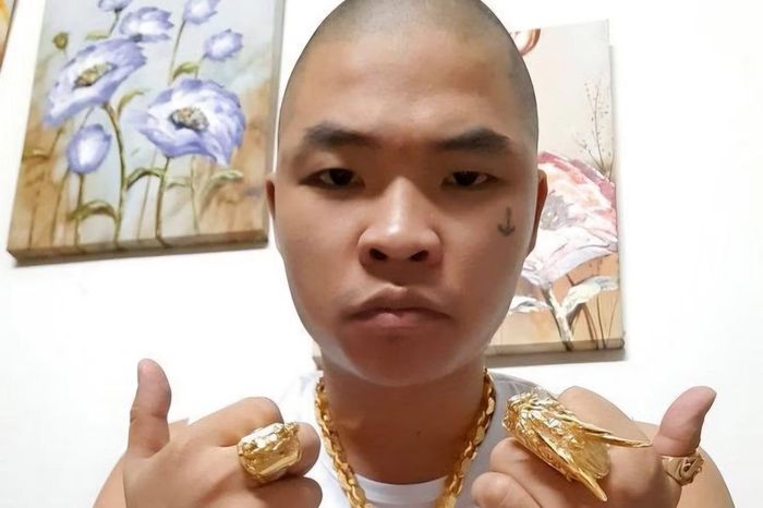 Hình ảnh Khánh Sky với vòng, nhẫn màu vàng trên mạng xã hội.