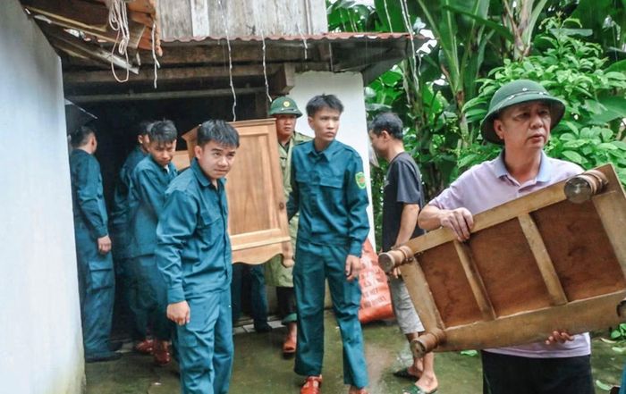 Chính quyền địa phương huy động lực lượng hỗ trợ người dân di dời, theo dõi sạt lở.
