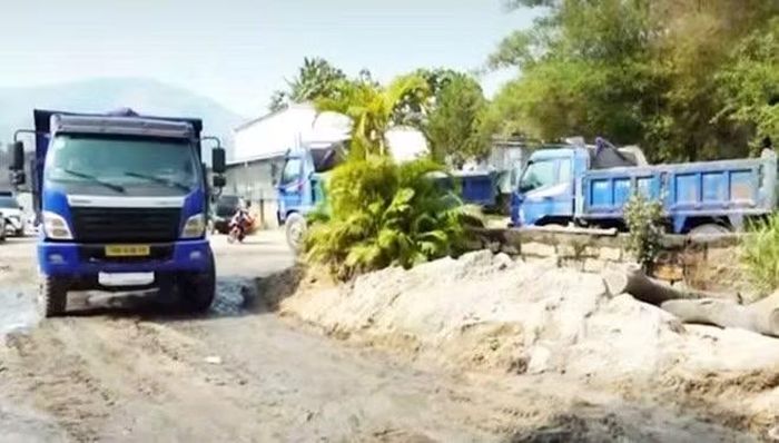 Hiện trường hoạt động khai thác, vận chuyển cát trái phép quy mô lớn tại khu vực bờ sông thuộc Tổ dân phố Võ Cang của các đối tượng. Ảnh: Công an Khánh Hòa.