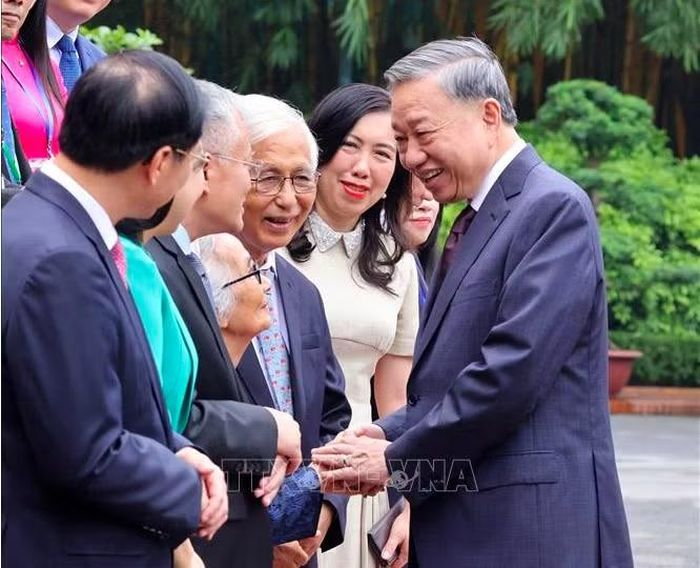 Tổng Bí thư, Chủ tịch nước Tô Lâm với các kiều bào tiêu biểu dự Hội nghị người Việt Nam ở nước ngoài toàn thế giới lần thứ tư và Diễn đàn Tri thức và chuyên gia Việt Nam ở nước ngoài. Ảnh: TTXVN