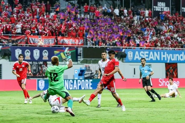  Ilhan Fandi (số 19) của Singapore ghi bàn gỡ hòa 1-1, tỷ số vừa đủ để tiễn Indonesia khỏi giải. 