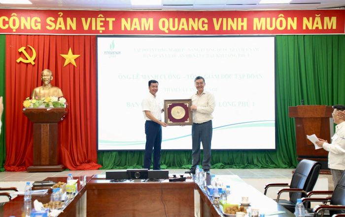 Tổng Giám đốc Petrovietnam Lê Mạnh Cường tặng quà cho Ban QLDA Long Phú 1