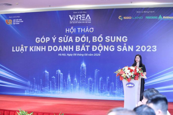  Bà Hoàng Thu Hằng, Cục phó Cục Quản lý nhà và thị trường bất động sản (Bộ Xây dựng): "Dự thảo luật lần này được xây dựng trên cơ sở kế thừa các quy định còn phù hợp, đồng thời thể chế hóa các chủ trương mới của Đảng và Nhà nước về phát triển thị trường bất động sản theo hướng minh bạch, hiện đại và hiệu quả". 