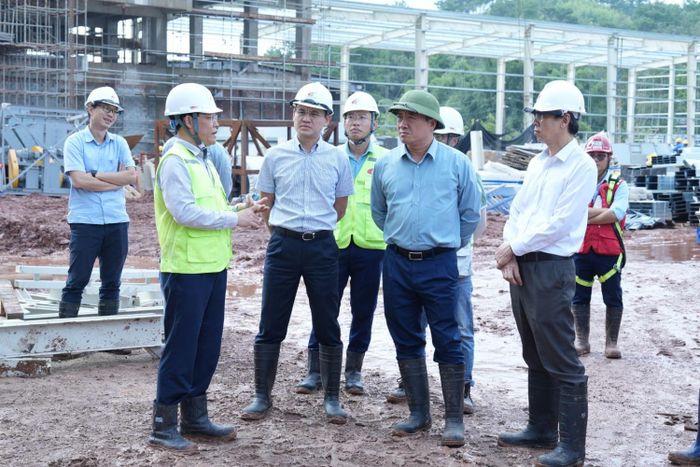 Phó Tổng giám đốc TKV Phan Xuân Thủy kiểm tra tiến độ trên công trường dự án NMNĐ Na Dương II.