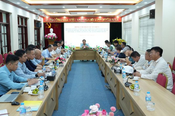 Phó Tổng giám đốc TKV Phan Xuân Thủy chủ trì buổi làm việc với các nhà thầu tham gia triển khai hai dự án.