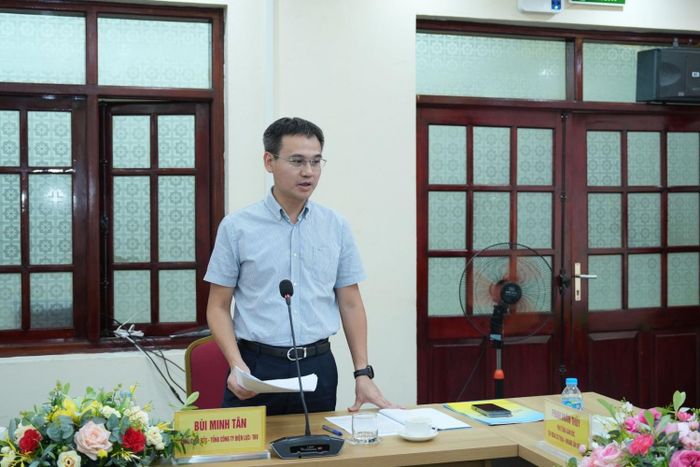 Tổng giám đốc Tổng công ty Điện lực - TKV Bùi Minh Tân báo cáo tại buổi làm việc.
