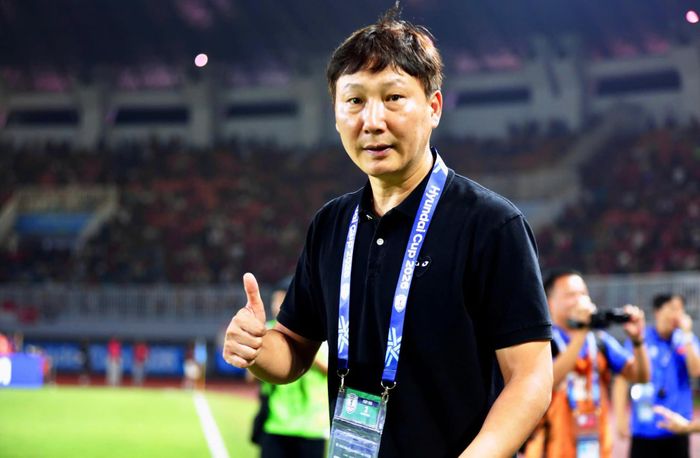 HLV Kim Sang Sik đang đối mặt với cơn đau đầu khi cần đưa ra những tính toán hợp lý về lực lượng cho tuyển Việt Nam