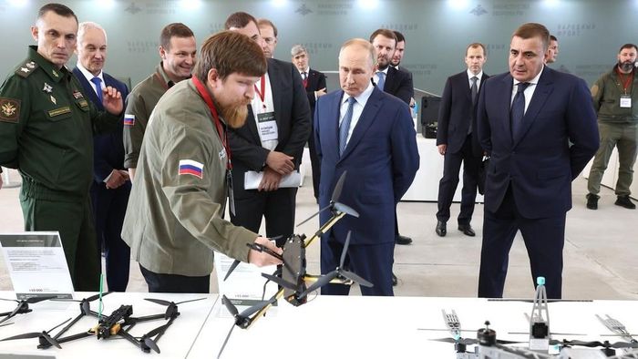 Ông Vladimir Tkachuk giới thiệu các sản phẩm UAV cho Tổng thống Nga Putin. Ảnh: Điện Kremlin