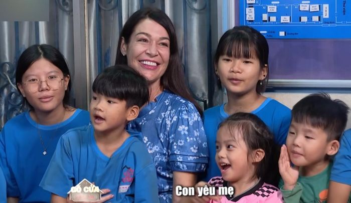 Tại mái ấm, chị được các bé gọi là "mẹ Tim". Ảnh: Cắt từ chương trình