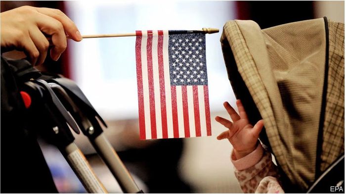 Ông Trump ban hành sắc lệnh hạn chế quyền cấp quốc tịch theo nơi sinh. Ảnh: EPA