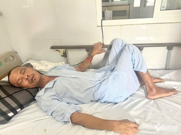 Đôi mắt anh Lượm hiện chưa thể nhìn rõ do ảnh hưởng chấn thương sọ não