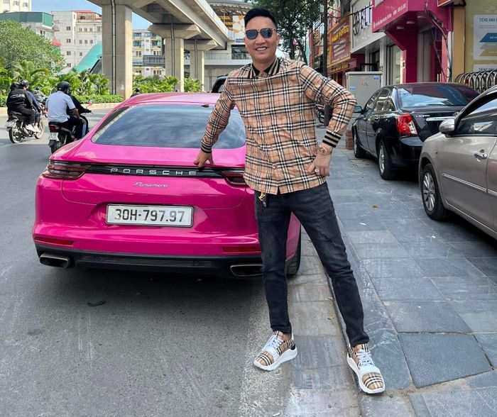 Porsche Panamera màu hồng. Ảnh: FBNV