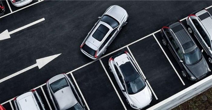 Khi tiếp cận vị trí đỗ, người lái nên chủ động đưa xe tiến lên thêm một đoạn và đánh chếch lái để tạo góc tới rộng hơn trước khi lùi. Ảnh: Car and Driver