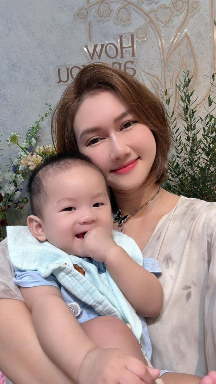 Diễn viên Hương Giang và con trai. 