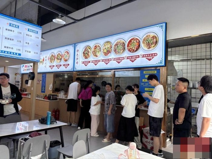 Khách xếp hàng nườm nượp để thưởng thức món mì với hương vị được giữ nguyên vẹn hơn 1 thập kỷ. Ảnh: QQ
