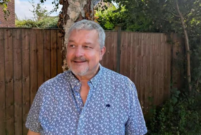 Ông David Stevenson trong vườn nhà tại Peterborough. Ảnh: Julie Stevenson