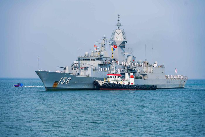 Tàu Hải quân Hoàng gia Australia HMAS Toowoomba cùng hơn 200 sĩ quan, thủy thủ thăm TP Đà Nẵng hồi cuối tháng 3. Ảnh: ĐSQ Australia