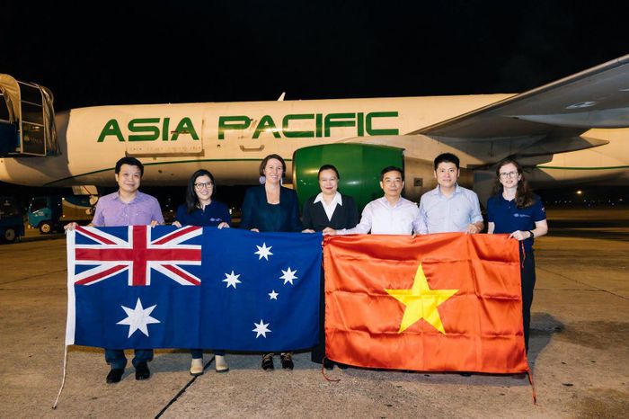 Tiếp nhận hàng cứu trợ bão lũ từ Australia tới Việt Nam để hỗ trợ các cộng đồng chịu ảnh hưởng của bão lũ hồi tháng 6. Ảnh: ĐSQ Australia