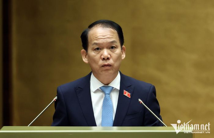 Bộ trưởng Tư pháp Hoàng Thanh Tùng trình bày tờ trình
