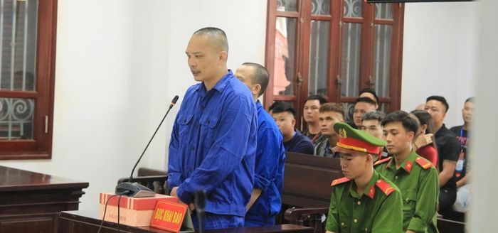 Nguyễn Thành Long (Tiến Bịp) nhận tội trước phòng móng ngựa.