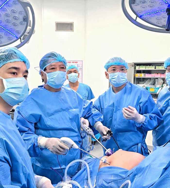 Giáo sư Giang cùng cộng sự phẫu thuật nội soi điều trị thừa cân béo phì cho nữ bệnh nhân nặng 92kg, cao 162cm, tháng 7/2026. Ảnh: BVCC