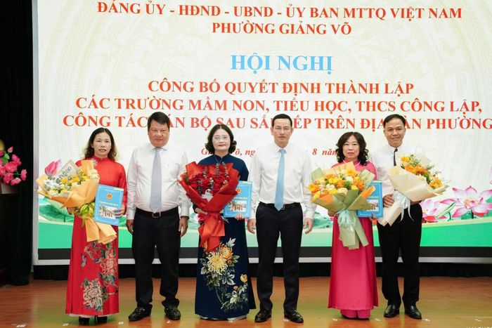 Lãnh đạo phường Giảng Võ (Hà Nội) trao quyết định bổ nhiệm hiệu trưởng, phó hiệu trưởng Trường THCS Giảng Võ sau sắp xếp. Ảnh: Trường THCS Giảng Võ