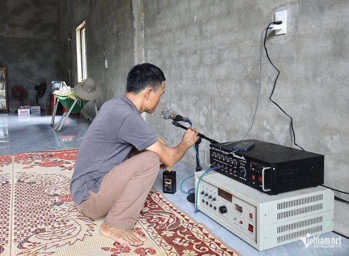 Trưởng bản Hồ Thẩu sử dụng hệ thống loa truyền thanh để thông báo các chủ trương, chính sách và thông tin cần thiết đến bà con. Ảnh: Hải Sâm