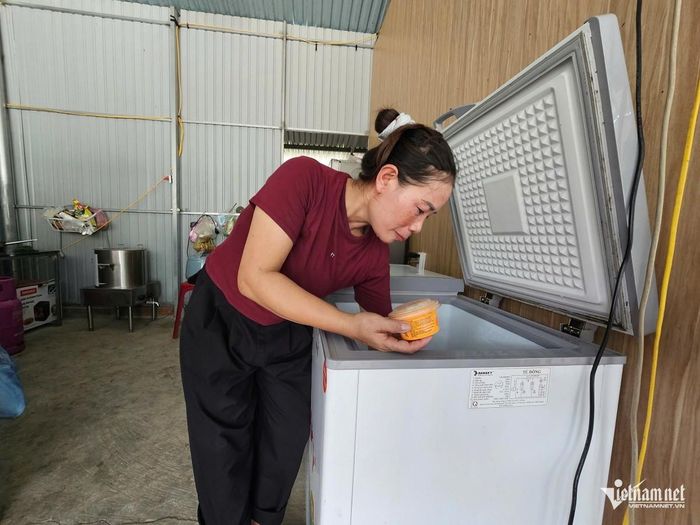 Chị Trần Thị Thành, chủ tiệm tạp hóa thông tin, có đường, điện, xe tải có thể chở hàng vào tận bản nên giá cả tốt hơn trước. Ảnh: Hải Sâm