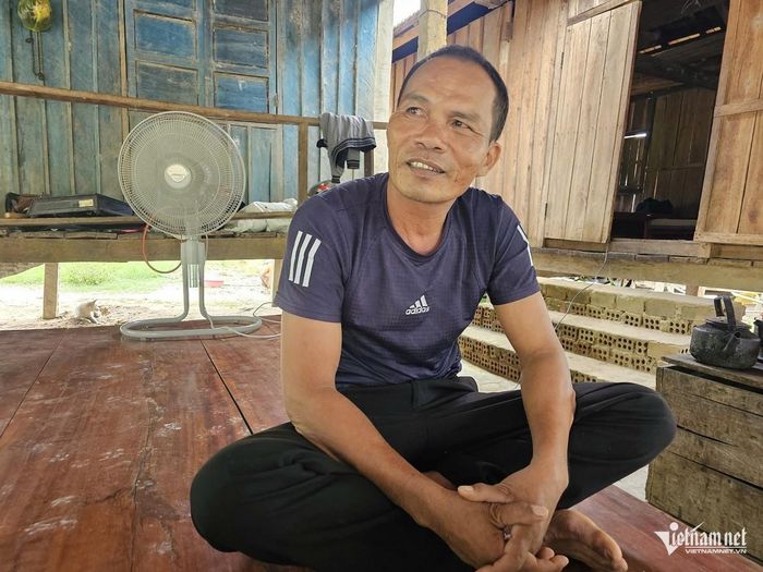 Bí thư chi bộ bản Rào Con Hồ Văn Kiên cho biết, cuộc sống của người dân thay đổi rất nhanh từ khi có điện. Ảnh: Hải Sâm
