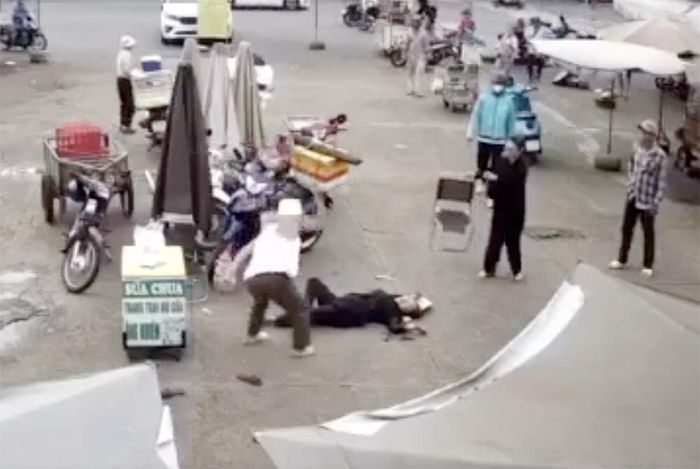 Người phụ nữ bị tấn công dã man bằng hung khí ngay giữa chợ Hòa Long. Ảnh: Cắt từ clip