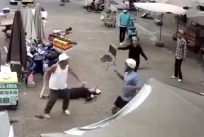 Nghi can gây án hung hãn dọa những người vào can ngăn. Ảnh: Cắt từ clip