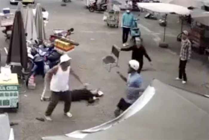 Nghi can gây án hung hãn dọa những người vào can ngăn. Ảnh: Cắt từ clip