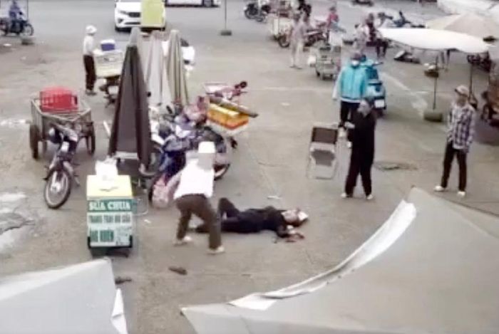 Người phụ nữ bị tấn công dã man bằng hung khí ngay giữa chợ Hòa Long. Ảnh: Cắt từ clip