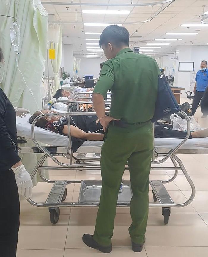 Đại diện công an vào bệnh viện ghi nhận tình hình của nạn nhân Đ.T.A. Ảnh: H.T.N.