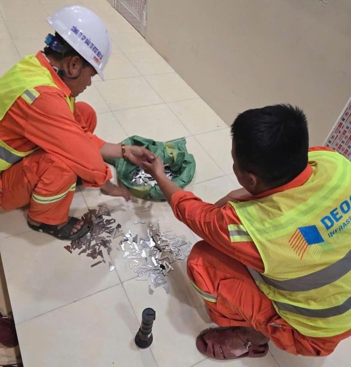 Đơn vị quản lý vận hành huy động nhân lực thu gom vật sắc nhọn rơi vãi trên mặt đường để bảo đảm an toàn giao thông. Ảnh: TH.