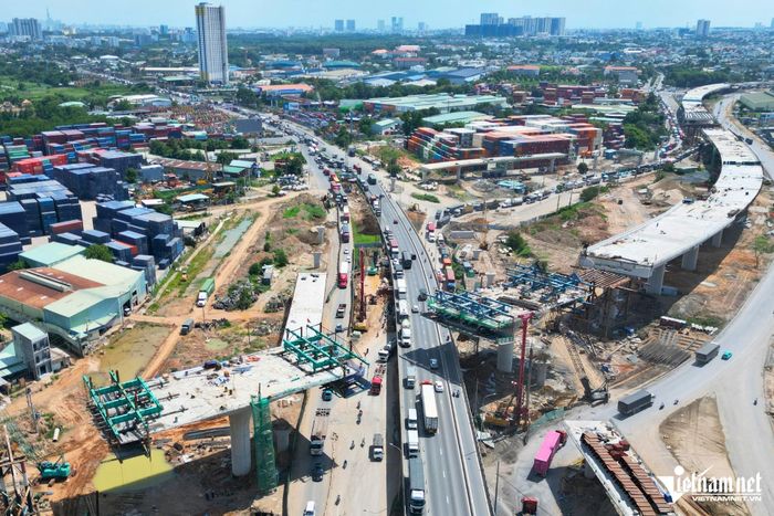 Công trường thi công nút giao Tân Vạn thuộc dự án Vành đai 3 TPHCM. Ảnh: Hoàng Anh