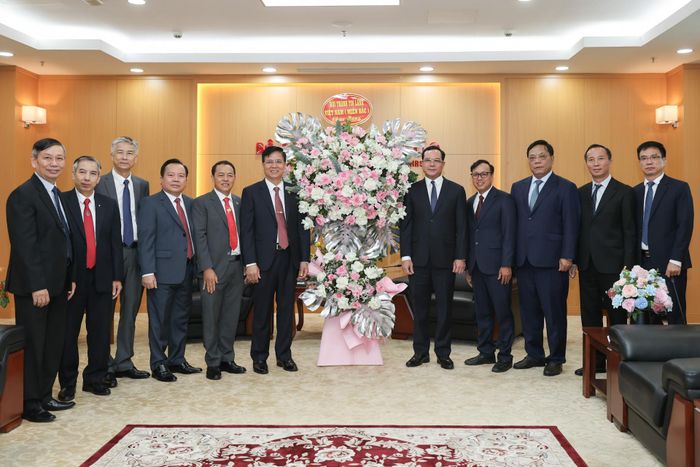Ban Trị sự Tổng hội Hội thánh Tin lành Việt Nam (miền Bắc) tặng hoa chúc mừng Bộ Dân tộc và Tôn giáo. Ảnh: Lê Anh Dũng