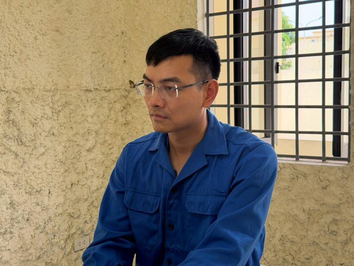 Nguyễn Văn Hợi (tức Khánh Sky), Trần Đình Tiệp (tức Vua Quạt) và Hồ Văn Khoa tại cơ quan công an. Ảnh: CACC