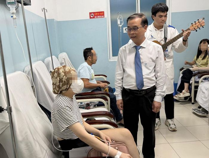 Tiến sĩ, bác sĩ Võ Hồng Minh Công, Phó Giám đốc Bệnh viện Nhân Dân Gia Định động viên tinh thần bệnh nhân ung thư. Ảnh: Thanh Huyền
