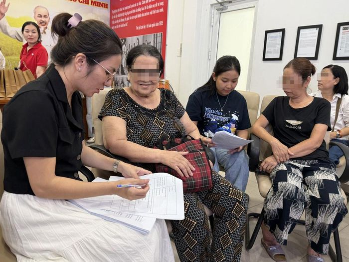 Thân nhân người bệnh ung thư đang được tư vấn tâm lý tại Bệnh viện Nhân Dân Gia Định. Ảnh: Thanh Huyền