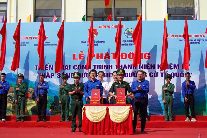 Đoàn công tác thực hiện lễ ký kết. Ảnh: VGP