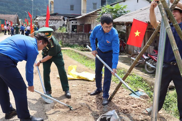 Bí thư Đoàn Thanh niên Chính phủ Bùi Hoàng Tùng cùng các đơn vị Khởi công công trình "Thắp sáng đường biên - đường cờ Tố quốc". Ảnh: VGP