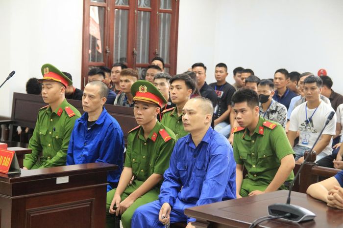 Tiến Bịp và đồng phạm tại phiên toà sơ thẩm. Ảnh: CTV