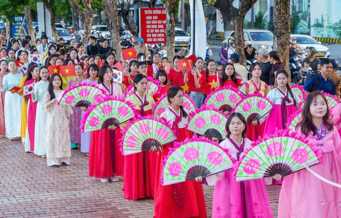  Lễ diễu hành chào mừng Lễ hội Việt - Hàn 2026. Ảnh: Phong Anh.
