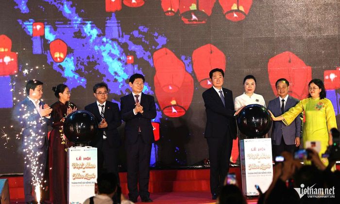 Các đại biểu thực hiện nghi thức khai mạc.