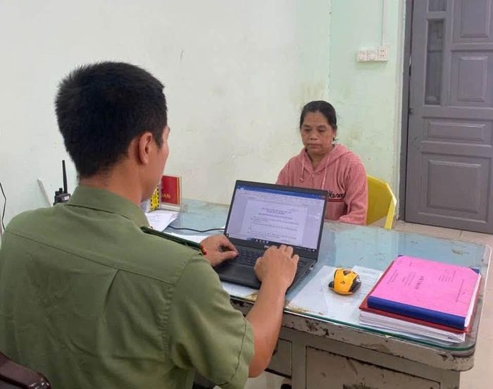 Công an làm việc với bảo mẫu có hành vi bạo hành trẻ. Ảnh: Công an TPHCM.