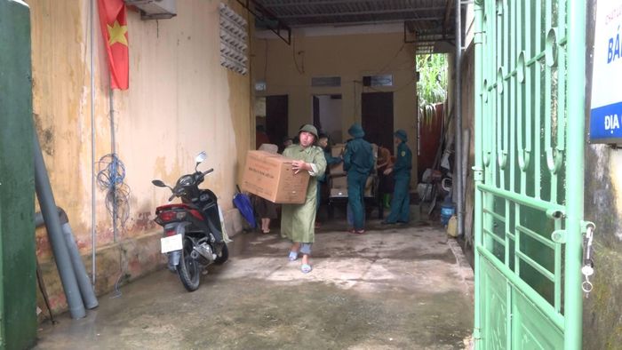 Lực lượng chức năng giúp dân di dời tài sản đến nơi an toàn. Ảnh: XQS