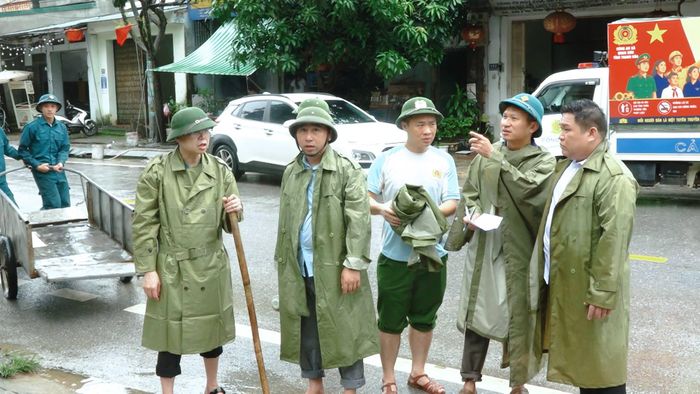 Lãnh đạo xã Quan Sơn kiểm tra một số vị trí bị ảnh hưởng mưa lũ, phân công lực lượng trực 24/24 sẵn sàng ứng phó khi xảy ra tình huống khẩn cấp. Ảnh: XQS